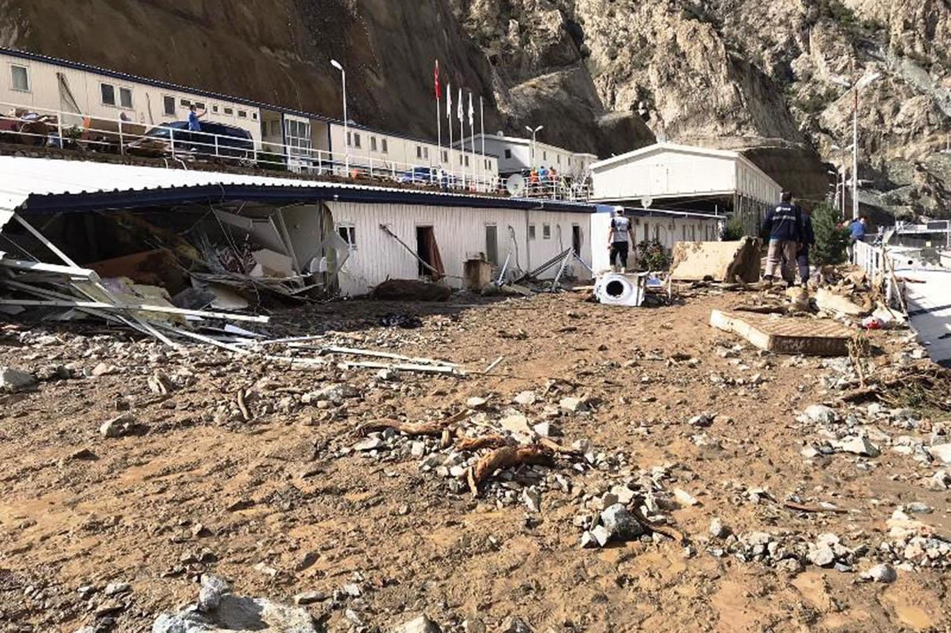 Artvin Valisi Yılmaz Doruk: "Kayıp 3 kişi aynı aileden" Artvin Valisi Yılmaz Doruk: "Kayıp 3 kişi aynı aileden"